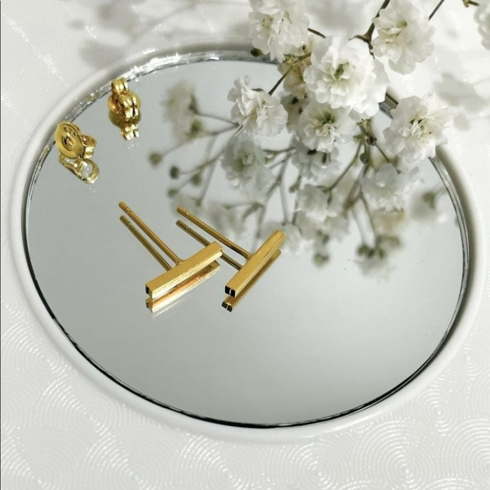Minimalistic Simple T Bar Earrings - Picture 2 of 2